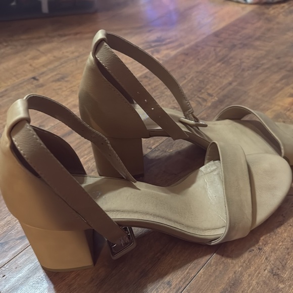 Tan colored y•not heels - Picture 2 of 2